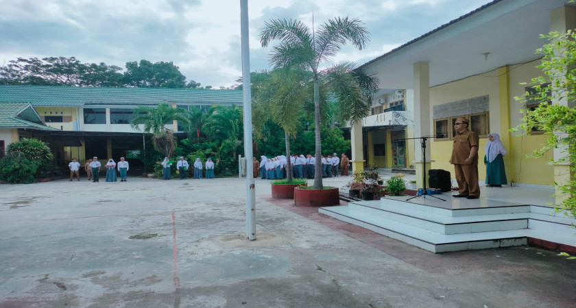 Pimpin Upacara Bendera Terakhir,Kepala Sekolah SMKN 02 Limboto Pamit kepada seluruh Guru dan siswa